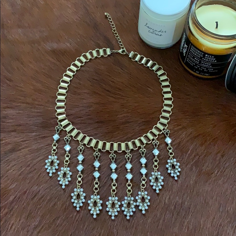 Statement necklace with a vintage look.
